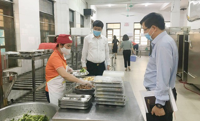 Hà Nội yêu cầu các trường kiểm soát chặt nguồn gốc thực phẩm bữa ăn bán trú - Ảnh 2.