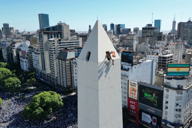 Cổ động viên quá &quot;cuồng nhiệt&quot;, tuyển Argentina phải bỏ dỡ diều hành - Ảnh 9.