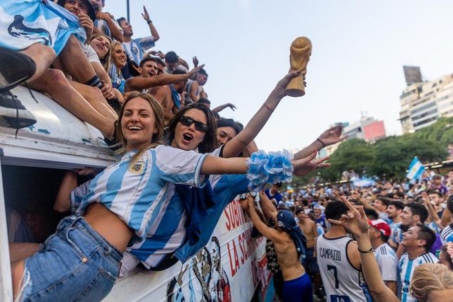 Cổ động viên quá &quot;cuồng nhiệt&quot;, tuyển Argentina phải bỏ dỡ diều hành - Ảnh 5.