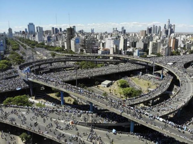 Cổ động viên quá &quot;cuồng nhiệt&quot;, tuyển Argentina phải bỏ dỡ diều hành - Ảnh 2.