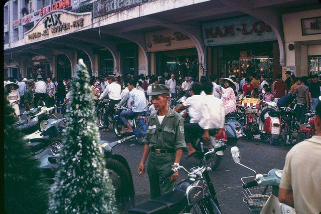 Ảnh xưa: Sài Gòn mùa Giáng Sinh trước năm 1975 - Ảnh 5.