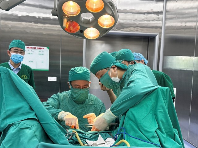Phẫu thuật thành công són tiểu bằng mô tự thân và điều trị táo bón do sa trực tràng kiểu túi bằng khâu treo - Ảnh 2.