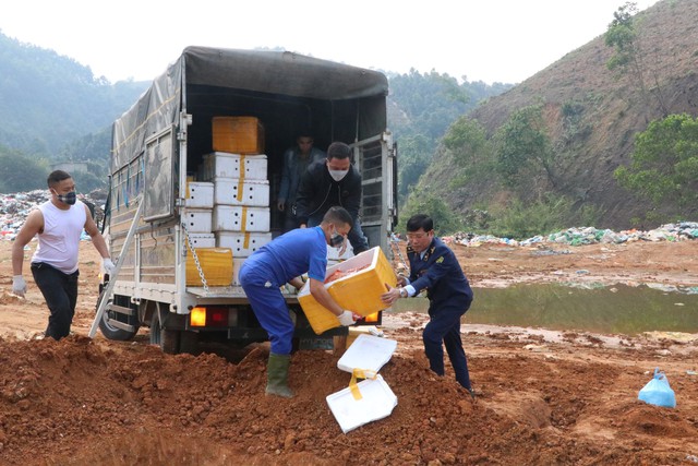 Các lượng lượng chức năng tiến hành tiêu hủy hàng hóa vi phạm