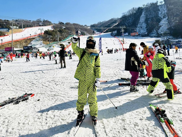 Trịnh Thăng Bình - Hiền Hồ bị &quot;soi&quot; đi trượt tuyết cùng một địa điểm tại Hàn Quốc - Ảnh 4.