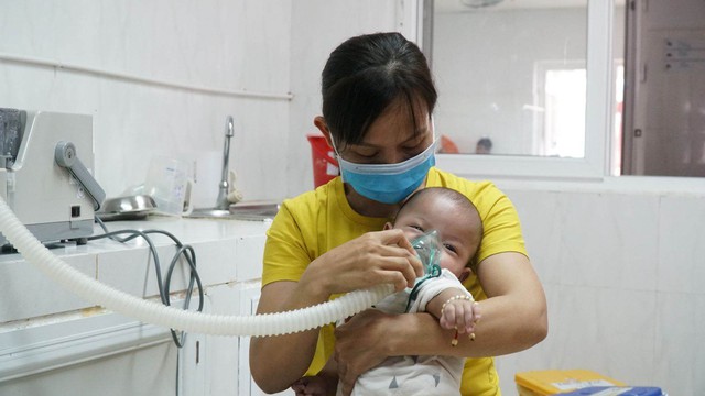 Đắk Lắk: Trẻ mắc bệnh đường hô hấp do thời tiết lạnh tăng cao - Ảnh 1.