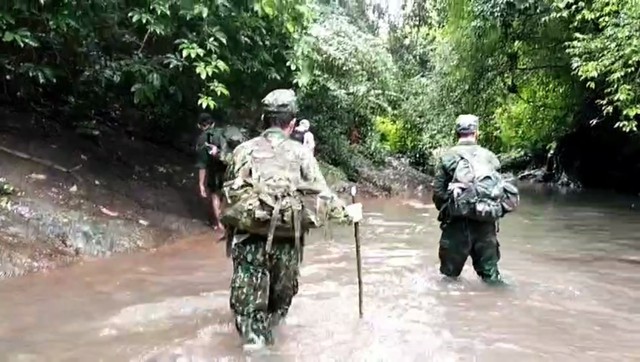 Những hành trình không ngại khó để mang ánh sáng về bản của người lính mang &quot;quân hàm xanh&quot; - Ảnh 3.