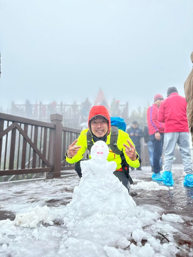 Tuyết tiếp tục rơi dày trên đỉnh Fansipan, hút du khách đến check-in - Ảnh 3.