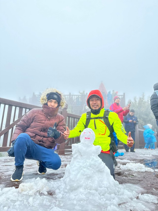 Tuyết tiếp tục rơi dày trên đỉnh Fansipan, hút du khách đến check-in - Ảnh 4.