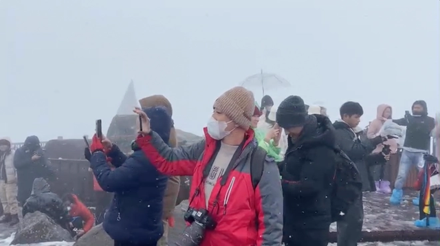 Tuyết tiếp tục rơi dày trên đỉnh Fansipan, hút du khách đến check-in - Ảnh 2.