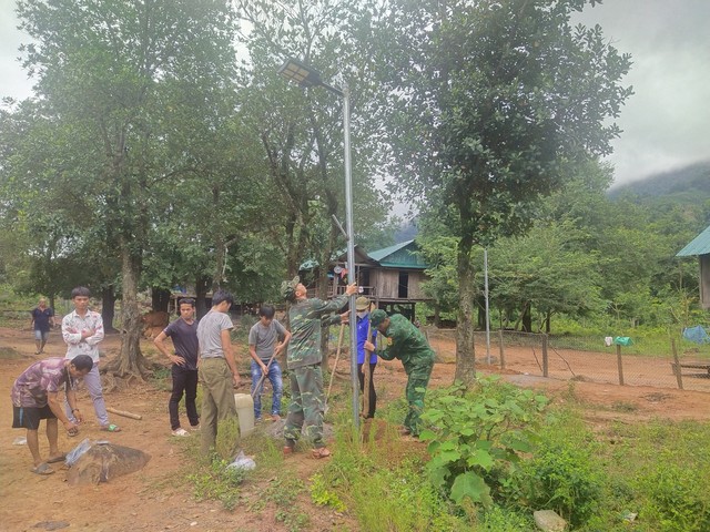 Những hành trình không ngại khó để mang ánh sáng về bản của người lính mang &quot;quân hàm xanh&quot; - Ảnh 4.