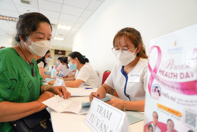 Chiến dịch nâng cao nhận thức về ung thư vú tại Việt Nam - Ảnh 1.
