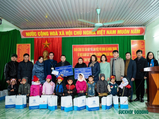 Thứ trưởng Bộ Y tế Nguyễn Thị Liên Hương thăm và tặng quà cho trẻ em suy dinh dưỡng tại tỉnh Hà Giang những ngày cận Tết 2023 - Ảnh 8.