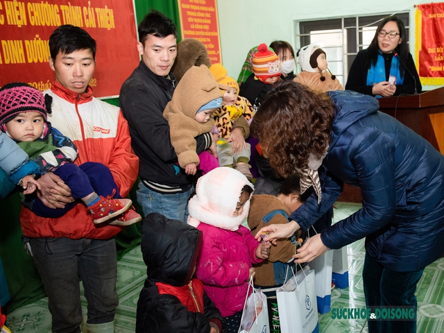 Thứ trưởng Bộ Y tế Nguyễn Thị Liên Hương thăm và tặng quà cho trẻ em suy dinh dưỡng tại tỉnh Hà Giang những ngày cận Tết 2023 - Ảnh 5.