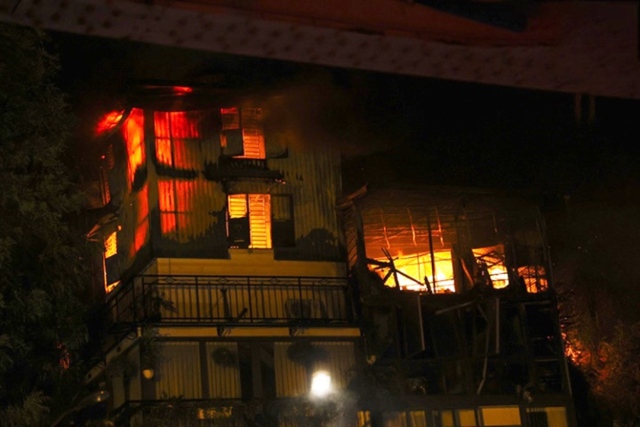 4 ngôi nhà trên phố cổ Hà Nội cháy ngùn ngụt trong đêm - Ảnh 2.