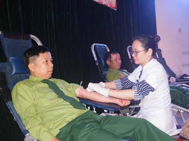 Hàng trăm chiến sĩ tham gia hiến máu tình nguyện “vì nước, vì dân” - Ảnh 2.
