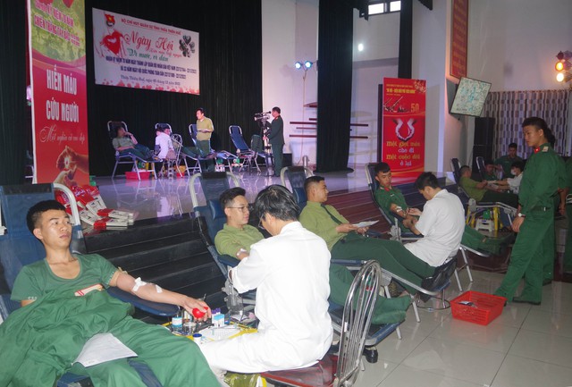 Hàng trăm chiến sĩ tham gia hiến máu tình nguyện “vì nước, vì dân” - Ảnh 3.