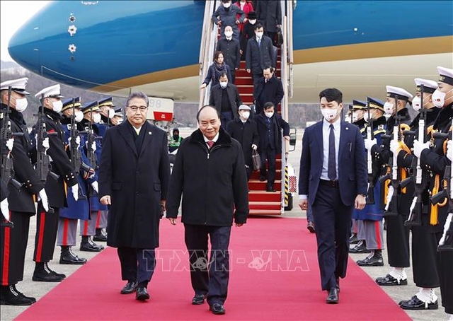 Chủ tịch nước Nguyễn Xuân Phúc đến Seoul, bắt đầu thăm cấp nhà nước tới Hàn Quốc - Ảnh 1.