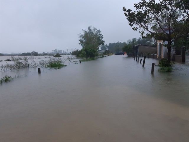 Mưa lớn kéo dài, vùng thấp trũng ở Thừa Thiên Huế bị ngập lụt - Ảnh 2.