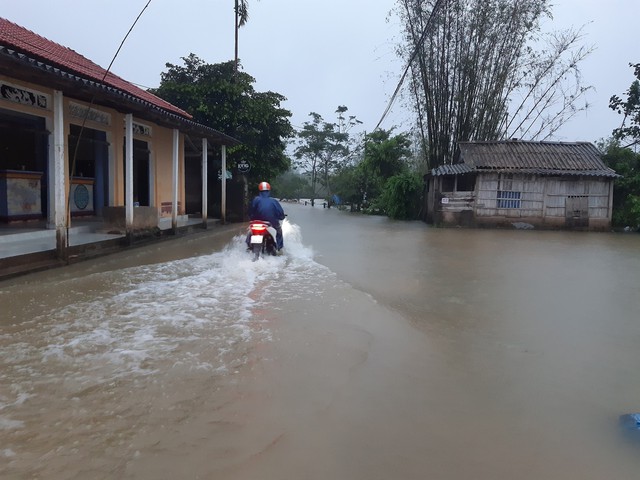 Mưa lớn kéo dài, vùng thấp trũng ở Thừa Thiên Huế bị ngập lụt - Ảnh 1.