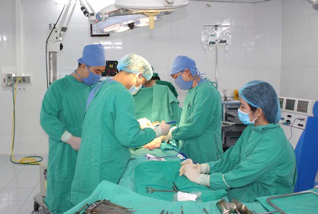 Lào Cai: Phẫu thuật thành công cho nữ bệnh nhân bị u đầu tụy - Ảnh 1.