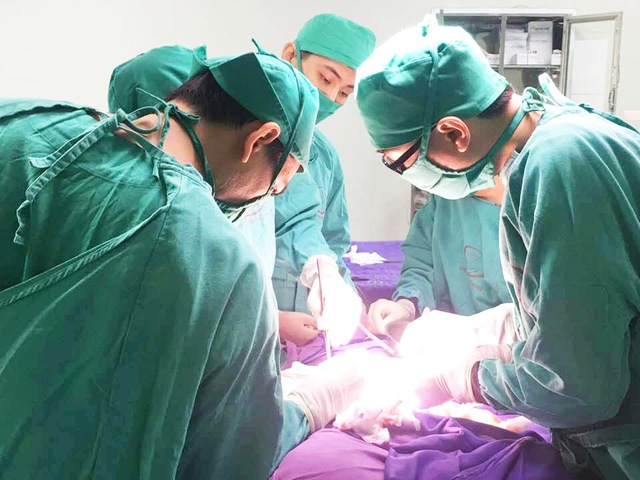 Quảng Ninh: Phẫu thuật cấp cứu thành công trẻ sinh non bị tắc ruột bẩm sinh - Ảnh 1.