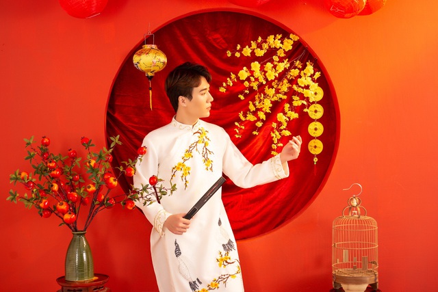 Sau cổ vũ chống dịch, ca sĩ Nguyễn Đức Trung hát mừng xuân - Ảnh 2.