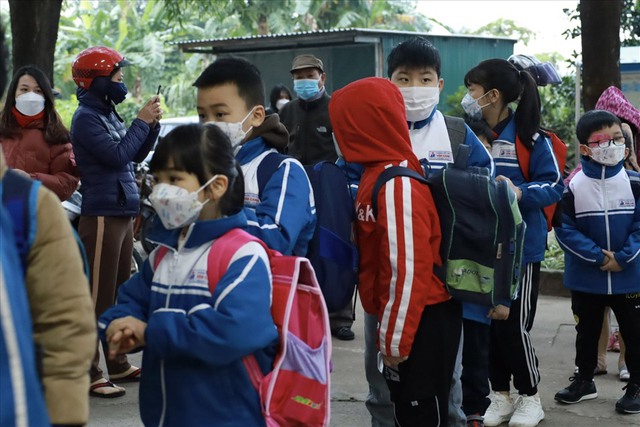 Học sinh ngoại thành Hà Nội thực hiện nghiêm công tác phòng dịch trong ngày đầu trở lại trường - Ảnh 2.