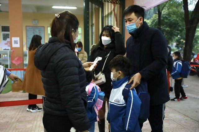 Học sinh ngoại thành Hà Nội thực hiện nghiêm công tác phòng dịch trong ngày đầu trở lại trường - Ảnh 4.