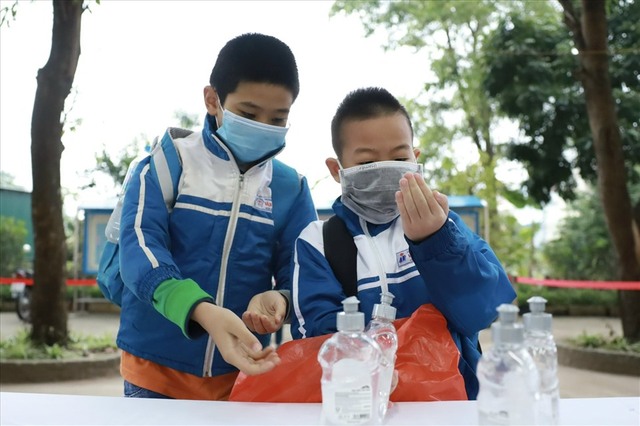 Học sinh ngoại thành Hà Nội thực hiện nghiêm công tác phòng dịch trong ngày đầu trở lại trường - Ảnh 5.