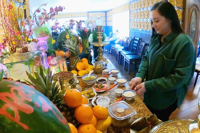 Việt Hương đến ‘ăn Tết’ với Phi Nhung, con gái bên Mỹ nấu đồ cúng mẹ - Ảnh 7.