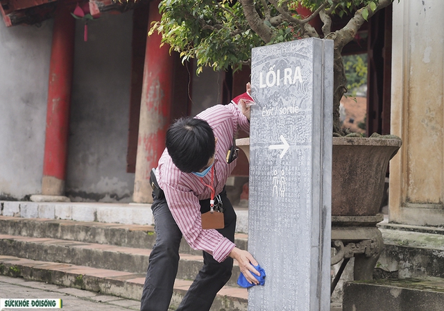 Di tích Văn Miếu - Quốc Tử Giám trong ngày đầu đón khách trở lại - Ảnh 6.