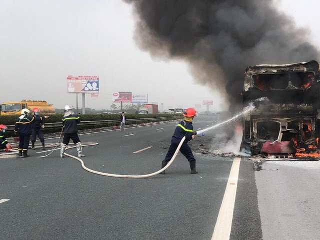 Xe khách giường nằm bốc cháy dữ dội khi đang lưu thông trên cao tốc Pháp Vân - Ảnh 4.