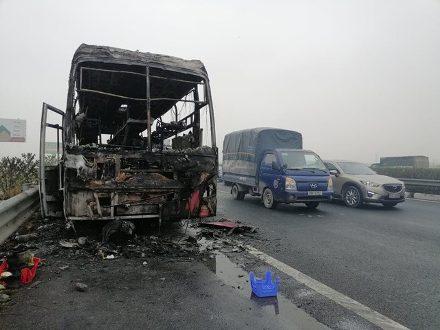 Xe khách giường nằm bốc cháy dữ dội khi đang lưu thông trên cao tốc Pháp Vân - Ảnh 7.