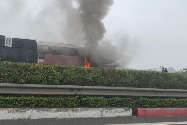 Xe khách giường nằm bốc cháy dữ dội khi đang lưu thông trên cao tốc Pháp Vân - Ảnh 2.