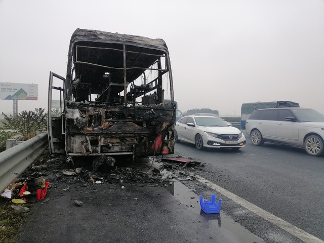 Hành khách nhảy khỏi xe giường nằm trước khi cháy trơ khung trên cao tốc Pháp Vân - Cầu Giẽ - Ảnh 2.