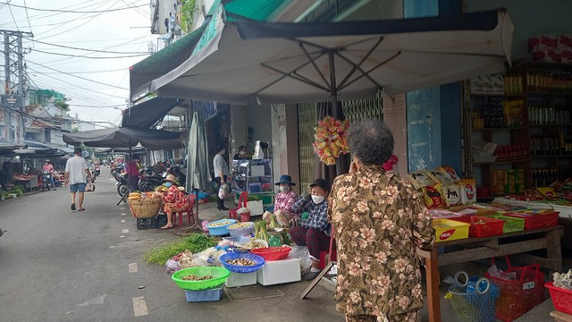 Khánh Hòa: Tràn lan họp chợ trên vỉa hè - Ảnh 4.