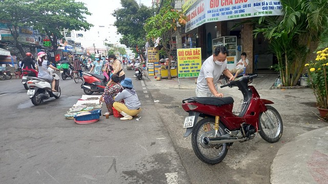 Khánh Hòa: Tràn lan họp chợ trên vỉa hè - Ảnh 6.