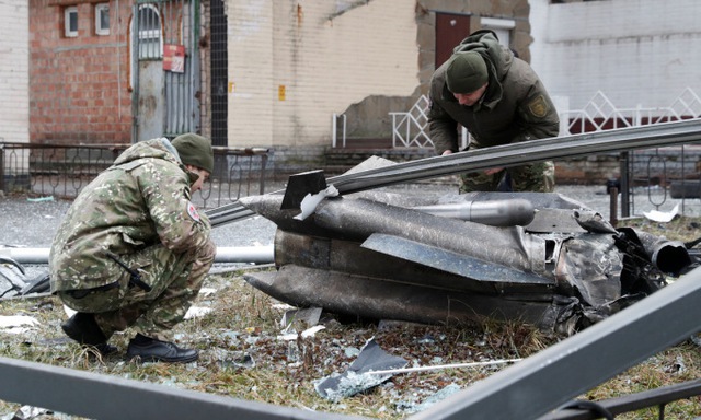 Xác tên lửa rơi xuống đường phố thủ đô Kiev sáng 24/2. (nguồn ảnh: Reuters)