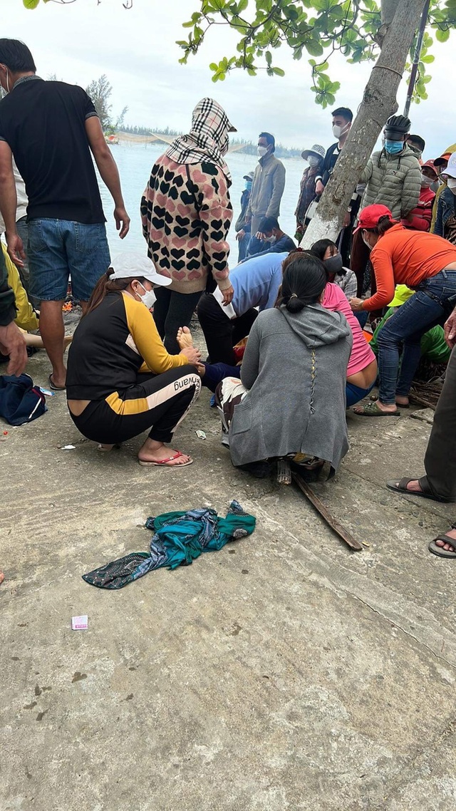 Chìm tàu chở 36 khách du lịch ở Quảng Nam, ít nhất 13 người tử vong - Ảnh 2.