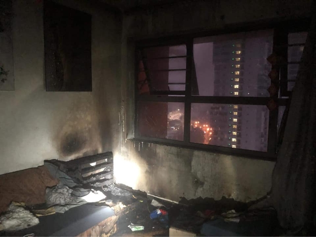 Đưa cả gia đình 3 người thoát khỏi đám cháy tại căn hộ chung cư ở Hà Nội - Ảnh 1.