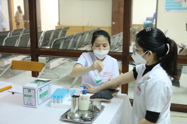 Hàng trăm y, bác sĩ BV TW Huế tham gia hiến máu đầu năm mới - Ảnh 2.