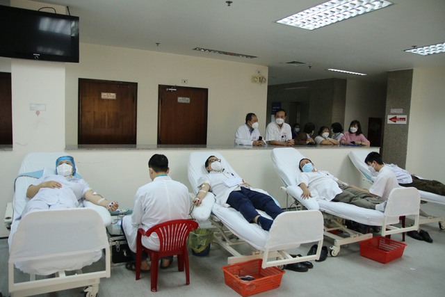 Hàng trăm y, bác sĩ BV TW Huế tham gia hiến máu đầu năm mới - Ảnh 4.
