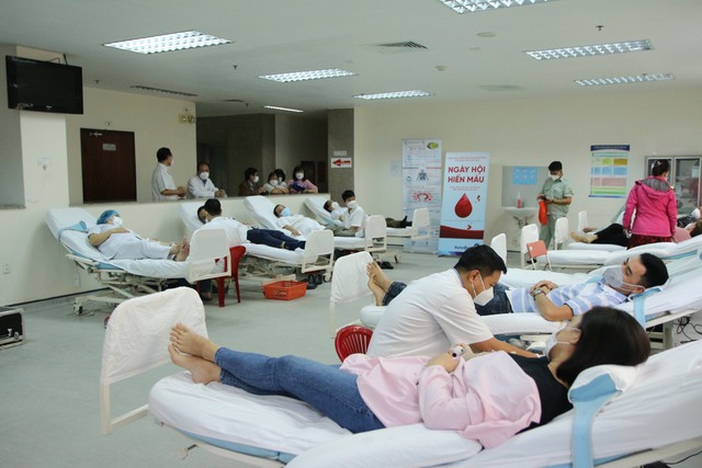 Hàng trăm y, bác sĩ BV TW Huế tham gia hiến máu đầu năm mới - Ảnh 6.