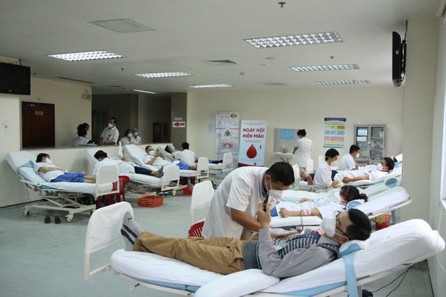 Hàng trăm y, bác sĩ BV TW Huế tham gia hiến máu đầu năm mới - Ảnh 7.