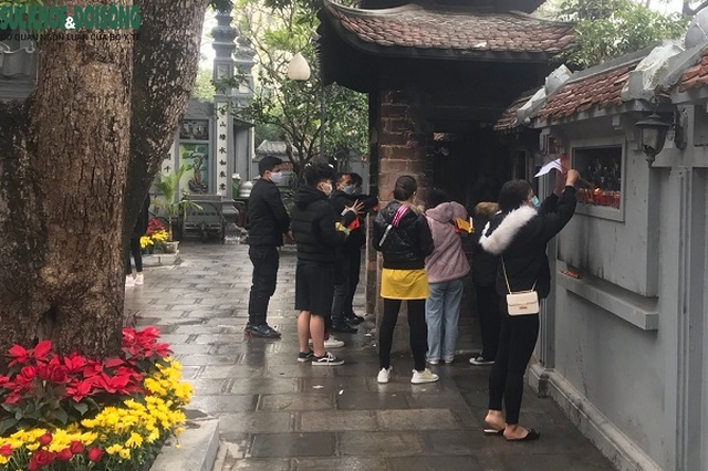 Hà Nội, dù mưa, rét nhiều người vẫn đến chùa hành lễ đầu năm - Ảnh 5.