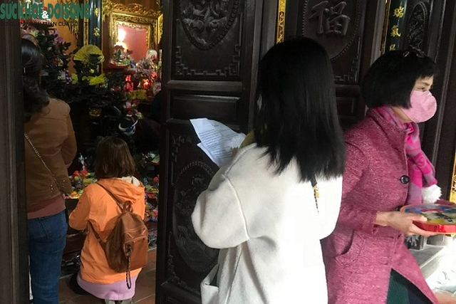 Hà Nội, dù mưa, rét nhiều người vẫn đến chùa hành lễ đầu năm - Ảnh 4.
