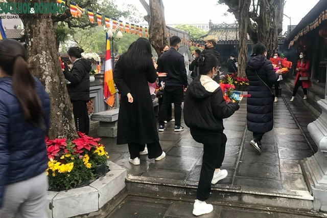 Hà Nội, dù mưa, rét nhiều người vẫn đến chùa hành lễ đầu năm - Ảnh 2.