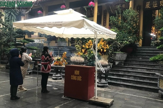 Hà Nội, dù mưa, rét nhiều người vẫn đến chùa hành lễ đầu năm - Ảnh 9.