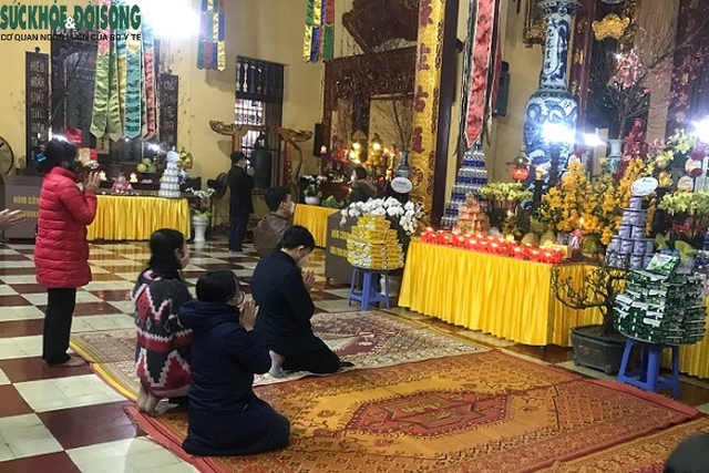 Hà Nội, dù mưa, rét nhiều người vẫn đến chùa hành lễ đầu năm - Ảnh 10.