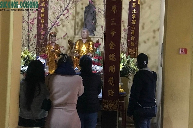 Hà Nội, dù mưa, rét nhiều người vẫn đến chùa hành lễ đầu năm - Ảnh 12.